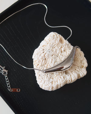 Curve Pendant Necklace