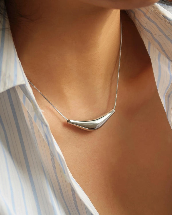 Curve Pendant Necklace