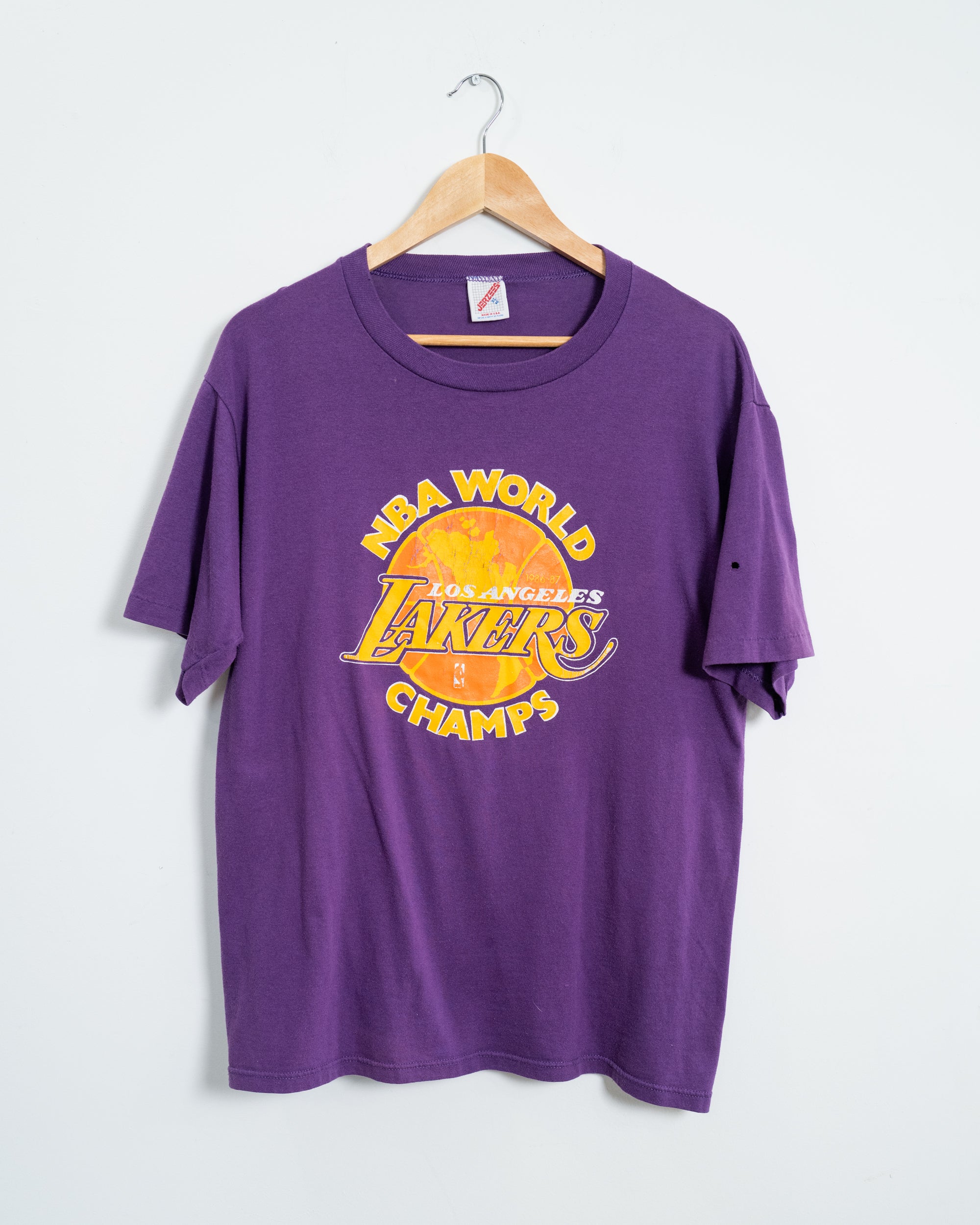 Ladies Vintage on sale 1988 Los Angeles Lakers T-shirt size large (see measurements)